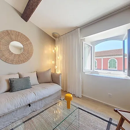 Nestor&jeeves - Beige Riviera - Standing Apartment *
